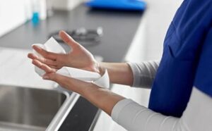 Ręczniki papierowe i wypożyczalnia maszyn czyszczących i myjek ciśnieniowych — jak zadbać o czystość w firmie?