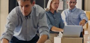 Jak zaprojektować ofertę dostawy w e-commerce? Kurier i Paczkomat dla biznesu